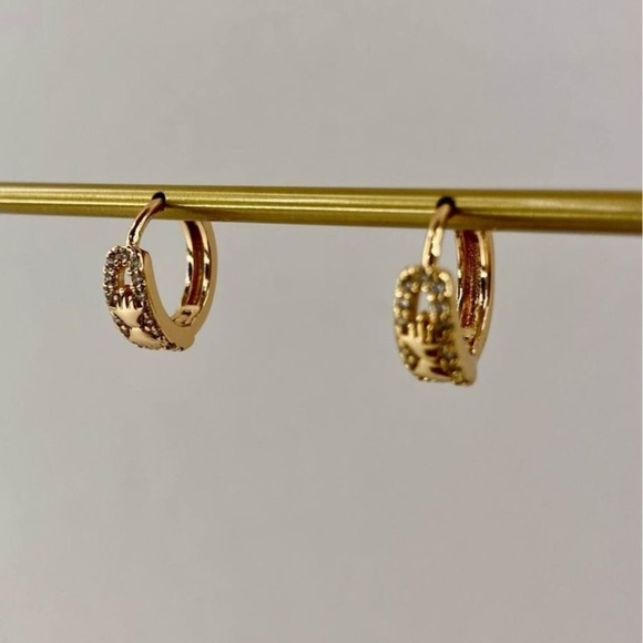 Beautiful Pair of High Quality Gold Plated French Hoop Earrings - Picture 1 of 2